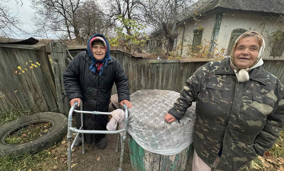 Тамара Шовкопляс і Людмила Остапенко біля спецпенька, село витівка, Вертіївська громада