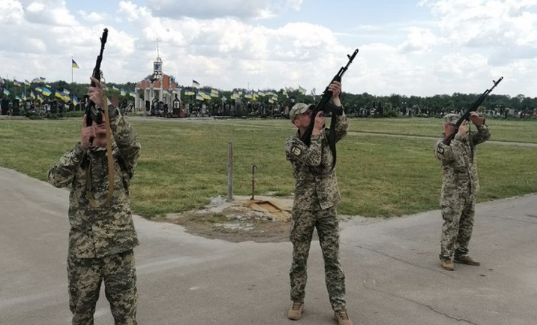 У Чернігові перепоховали бійця, який загинув торік під час оборони міста