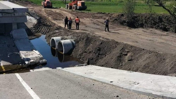 На державній трасі на Чернігівщині збудували тимчасову переправу