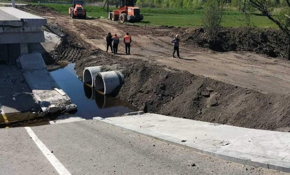 На державній трасі на Чернігівщині збудували тимчасову переправу