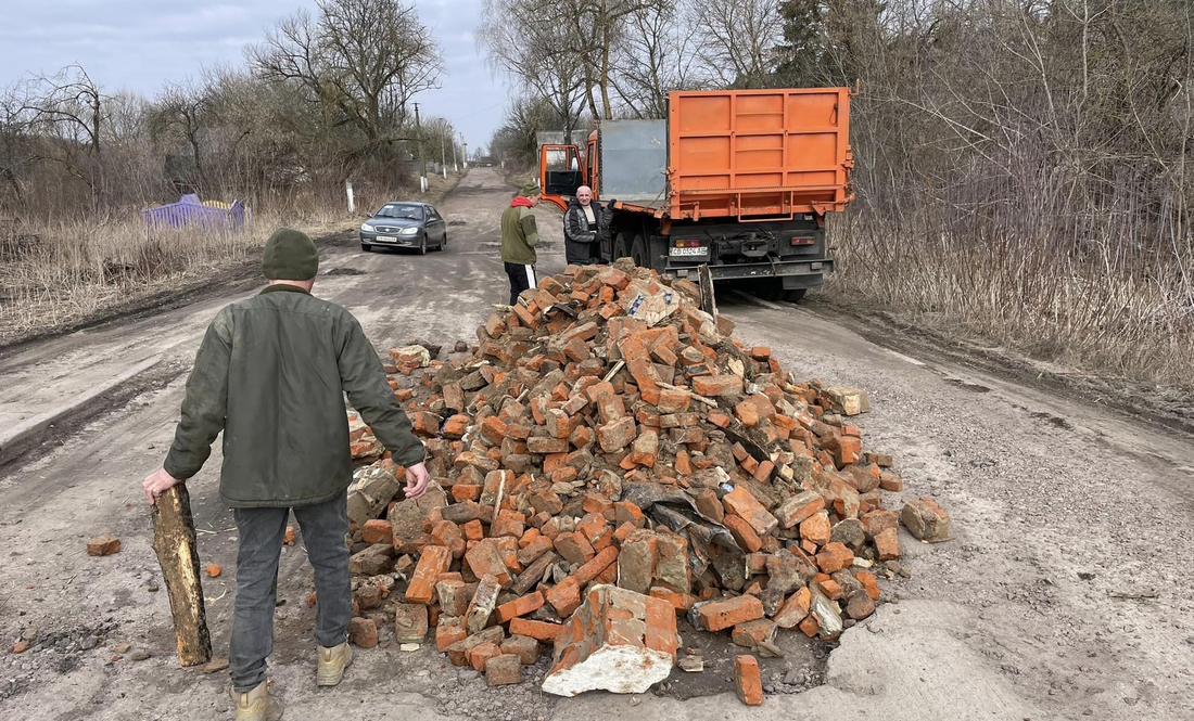 На Новгород-Сіверщині самотужки ремонтують дороги по селах