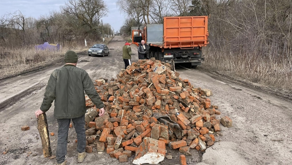 На Новгород-Сіверщині самотужки ремонтують дороги по селах