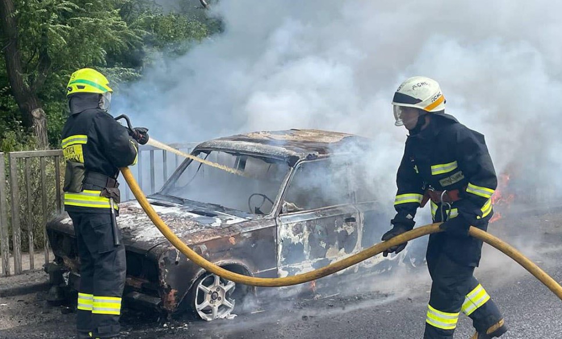 У громаді на Чернігівщині вщент згоріла автівка – надзвичайники назвали причину