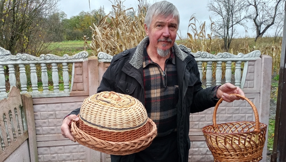 Василь Вучкан з лозяними виробами