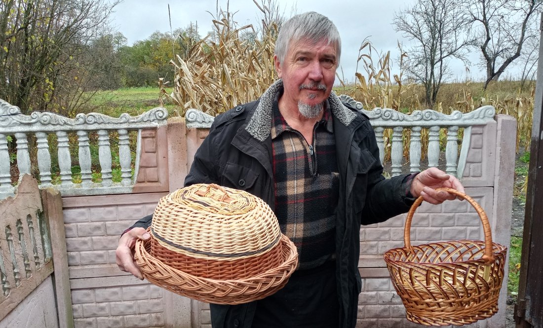 Василь Вучкан з лозяними виробами