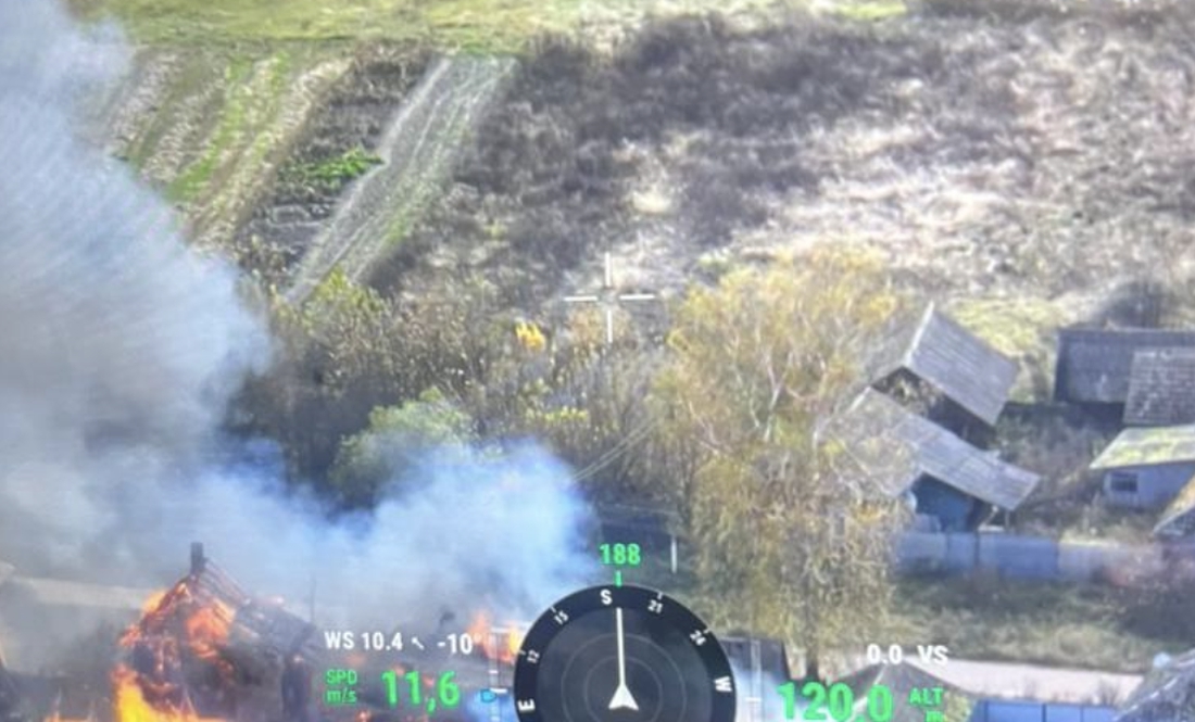 Пожежа у Новгород-Сіверському районі після ворожого обстрілу. 12 жовтня 2025 року