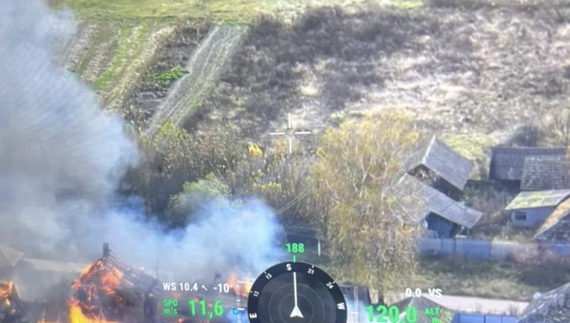 Пожежа у Новгород-Сіверському районі після ворожого обстрілу. 12 жовтня 2025 року