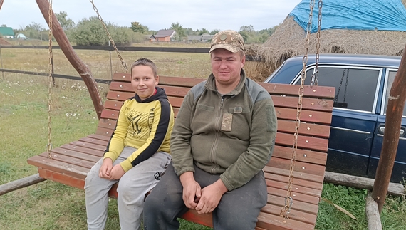 Андрій Горілий (справа) з похресником Матвієм Світовцем на гойдалці