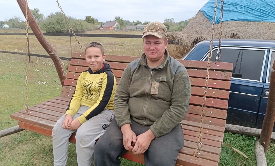 Андрій Горілий (справа) з похресником Матвієм Світовцем на гойдалці