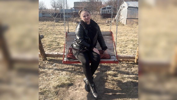 Яна Рябець на гойдалці, яку зробив чоловік Анатолій