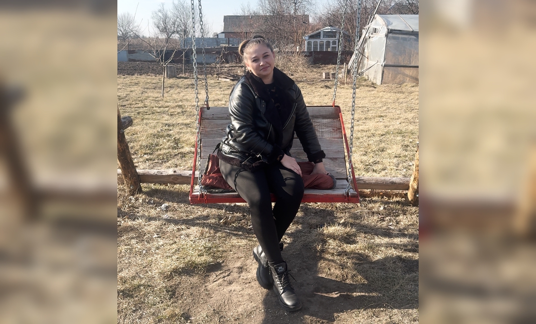Яна Рябець на гойдалці, яку зробив чоловік Анатолій