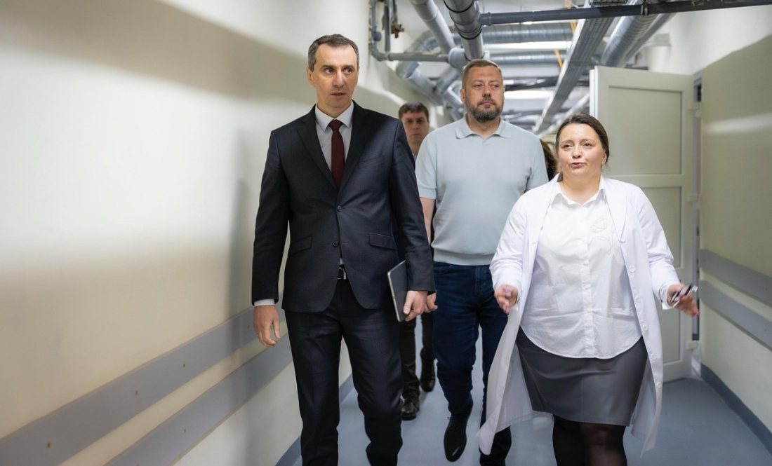 Міністр на Чернігівщині дивився операційну в укритті й відділення реабілітації