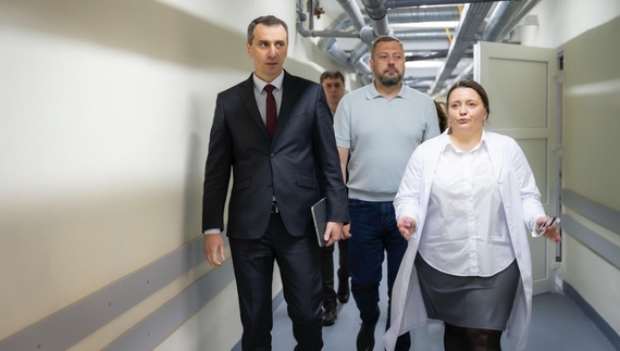Міністр на Чернігівщині дивився операційну в укритті й відділення реабілітації