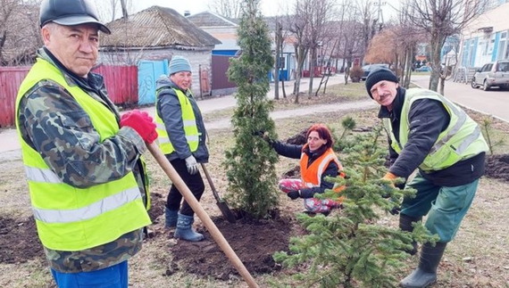 У прикордонній громаді висадили понад 200 дерев та 100 кущів