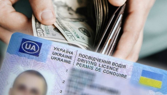 Тікав від патрульних пʼяним вночі із підробним посвідченням. Ще й хабар пропонував. Фото ілюстративне