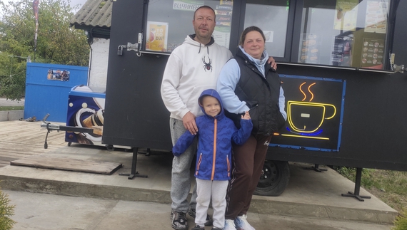 Євген разін з дружиною Юлією та сином Тихоном. Фото з сімейного архіву РАЗІНИХ