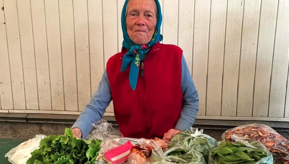 85-річна бабуся з Новоселівки живе в модулі і продає на базарі зелень