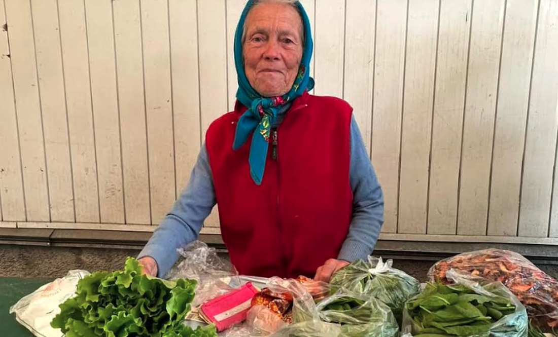 85-річна бабуся з Новоселівки живе в модулі і продає на базарі зелень