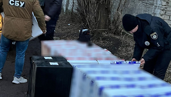 У порушника ПДР чернігівські патрульні знайшли та вилучили більше 13 тисяч пачок цигарок