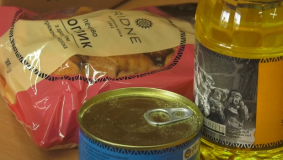 Цукор, олія, згущенка та інші продукти: у громаді роздають гуманітарну допомогу