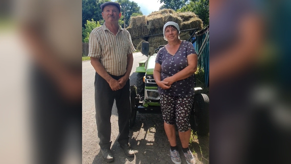 Галина НЕГРІЙ та Олександр ЛЕБІДЬ щойно привезли тюки з сіном. Коропська громада