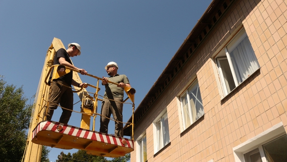 Ремонтують Чернігівську центральну районну лікарню, яка постраждала від російських бомб та снарядів
