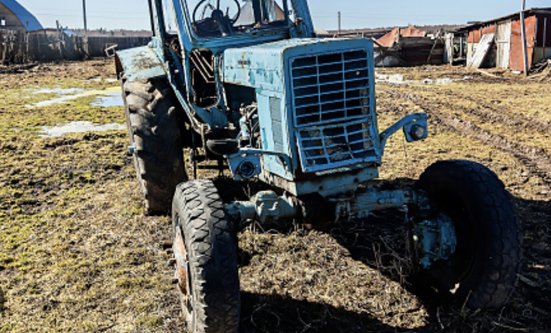 "Мій чоловік нічого не робить, Усе трактор"