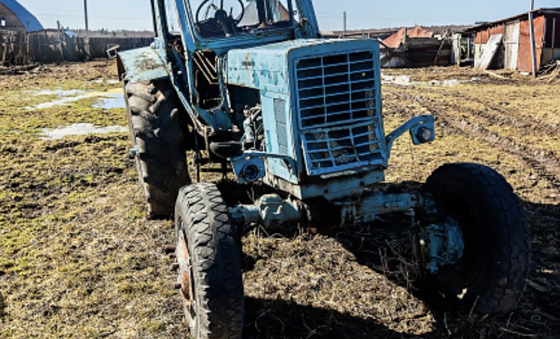 Мій чоловік нічого не робить, Усе трактор
