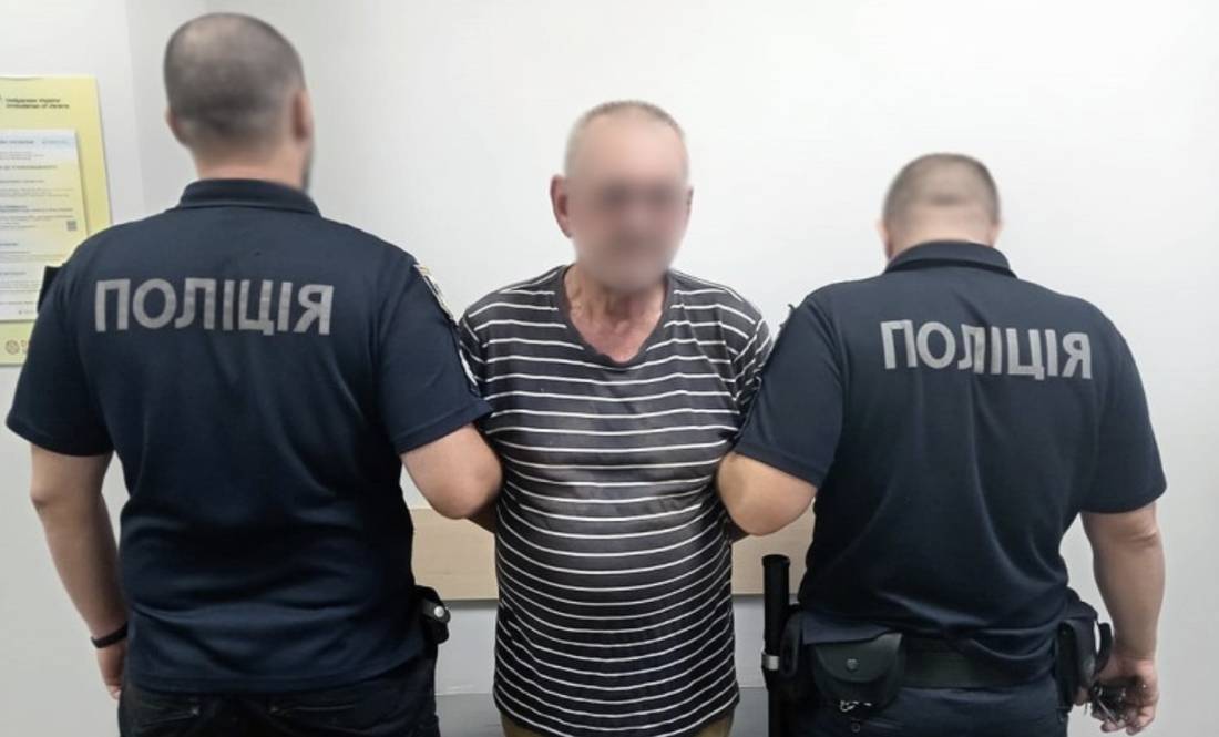 65-річний чоловік стріляв у голову знайомій та бив руківʼям по голові