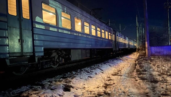 Трагедія на залізничній колії: у Чернігові електричка травмувала дівчину