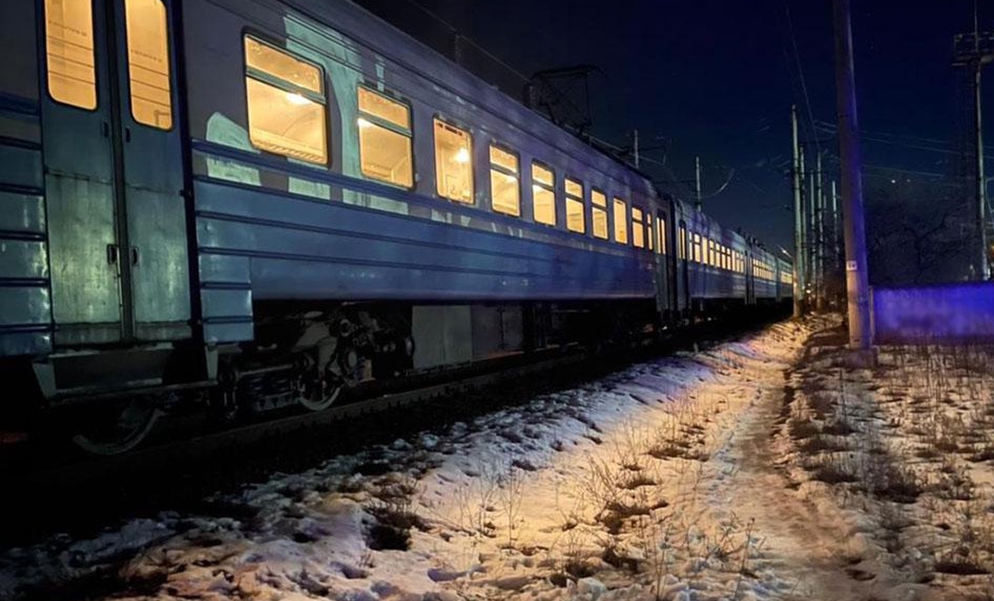 Трагедія на залізничній колії: у Чернігові електричка травмувала дівчину