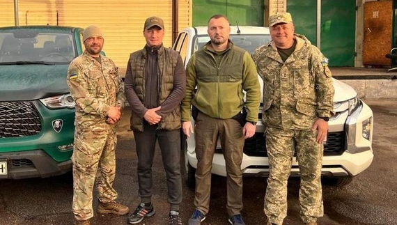 Чернігівським бійцям на передову передали 2 пікапи, генератори та старлінк