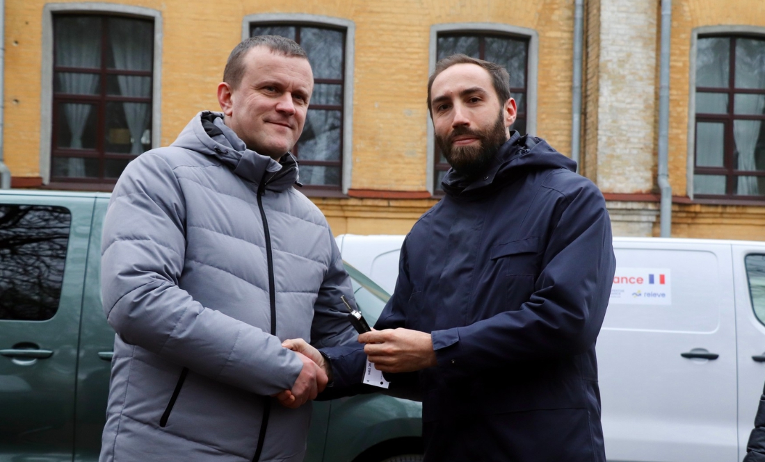 Сергій Деденко отримує ключі від автівки