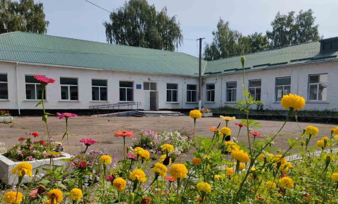 Будівля комарівської гімназії-інтернату