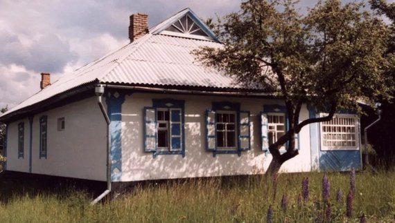 «Де знайшли хату, туди й перебралися»: жінка з дітьми втекла від шахедів за 50 кілометрів від дому