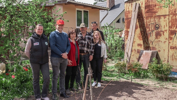 Дві родини з Чернігівщини втратили домівки після обстрілів. Вже відбудовуються і ведуть господарство
