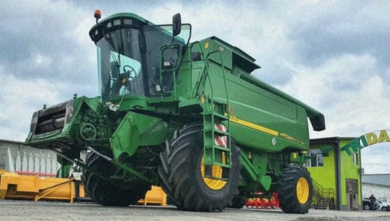 Чоловік їхав на комбайні «Джон Дір» без прав - присудили штраф. Платити не буде