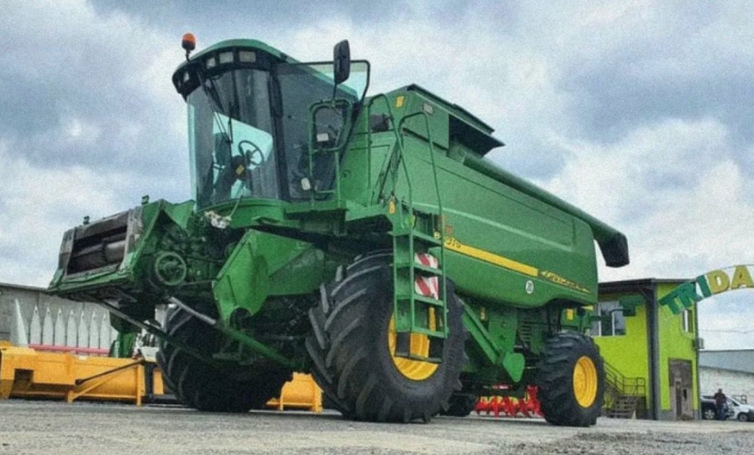 Чоловік їхав на комбайні «Джон Дір» без прав - присудили штраф. Платити не буде