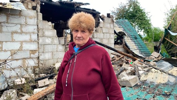 Наталія Качалай біля зруйнованого дому