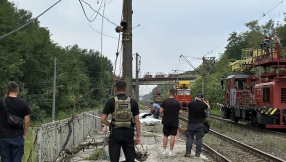 Чоловік вижив після обстрілу залізниці: каже, від того йому нерадісно. Страшно