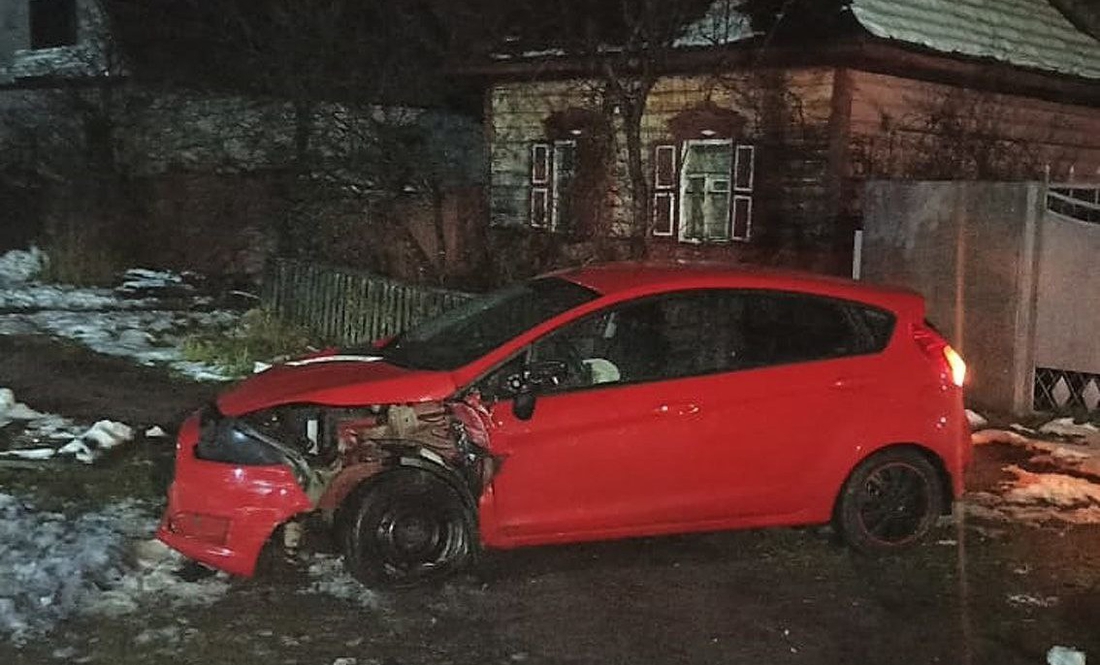 ДТП у Корюківці: нетверезий водій Ford влетів в електроопору