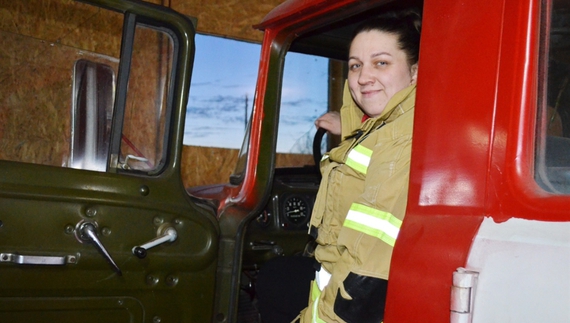 Жінка-вогнеборка: на Чернігівщині депутатка влаштувалася водійкою у пожежну команду