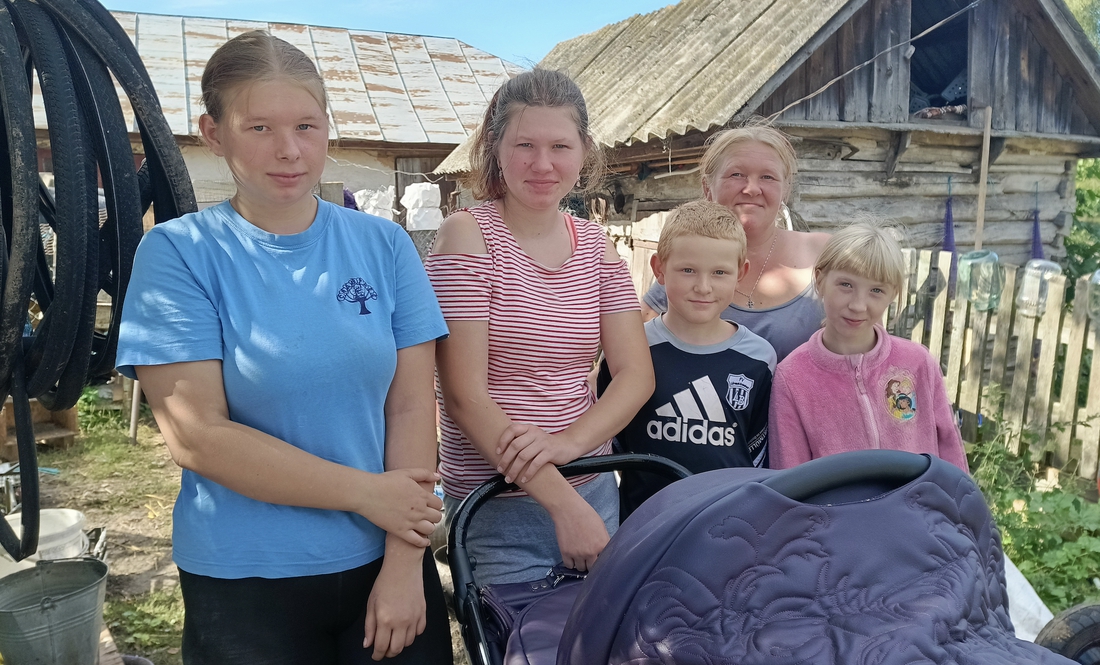 Зліва направо Діана, Катерина, Назар, Аліна. Позаду їхня мати Наталія. У візочку спить Богдана. Куликівська громада, Чернігівщина