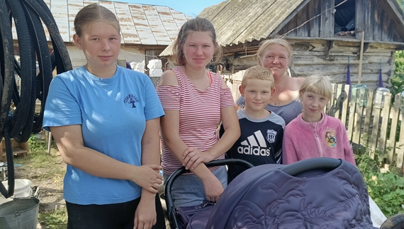 Зліва направо Діана, Катерина, Назар, Аліна. Позаду їхня мати Наталія. У візочку спить Богдана. Куликівська громада, Чернігівщина