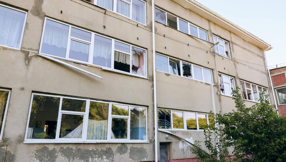 «Місто плаче розбитими вікнами школи»: як чернігівці реагують на нічну атаку росіян