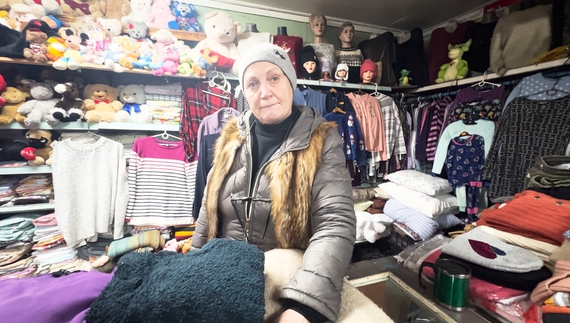 Віра Патук за прилавком свого "штабу", Олишівка