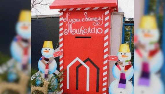 Директор школи на Чернігівщині зробив велику скриню для листів Миколаю