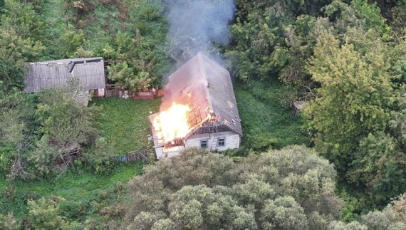 Пожежа після обстрілу в селі Новгород-Сіверського району. 16 вересня 2025 року