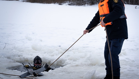 Рятувальники знайшли залишки безпілотника в річці на Чернігівщині