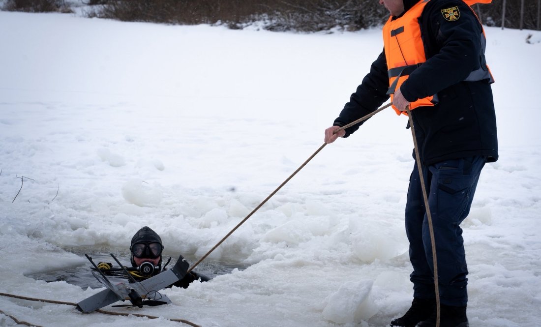 Рятувальники знайшли залишки безпілотника в річці на Чернігівщині